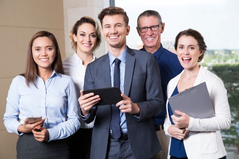Người lao động đa dạng tương tác trong môi trường làm việc hiện đại, thể hiện hạnh phúc và năng suất