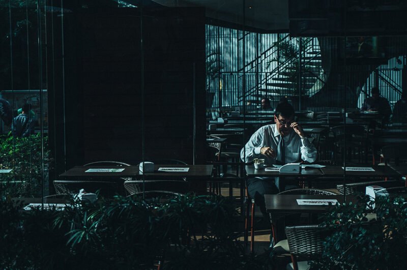 Người lao động làm việc chăm chỉ vào buổi tối