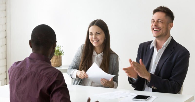 Người phỏng vấn và ứng viên trao đổi, minh họa kỹ năng phỏng vấn tuyển dụng chuyên nghiệp