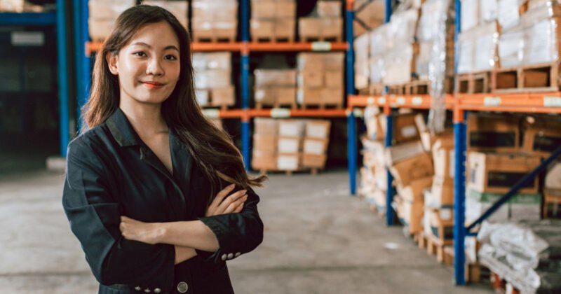 Người phụ nữ đang làm việc với máy tính, minh họa công việc của một kế toán kho trong việc quản lý dữ liệu xuất nhập tồn hàng hóa chính xác.