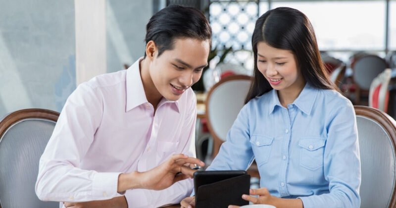 Người phụ nữ đang tập trung suy nghĩ và tìm kiếm giải pháp cho một vấn đề phức tạp, thể hiện sự cần thiết của kỹ năng xử lý tình huống