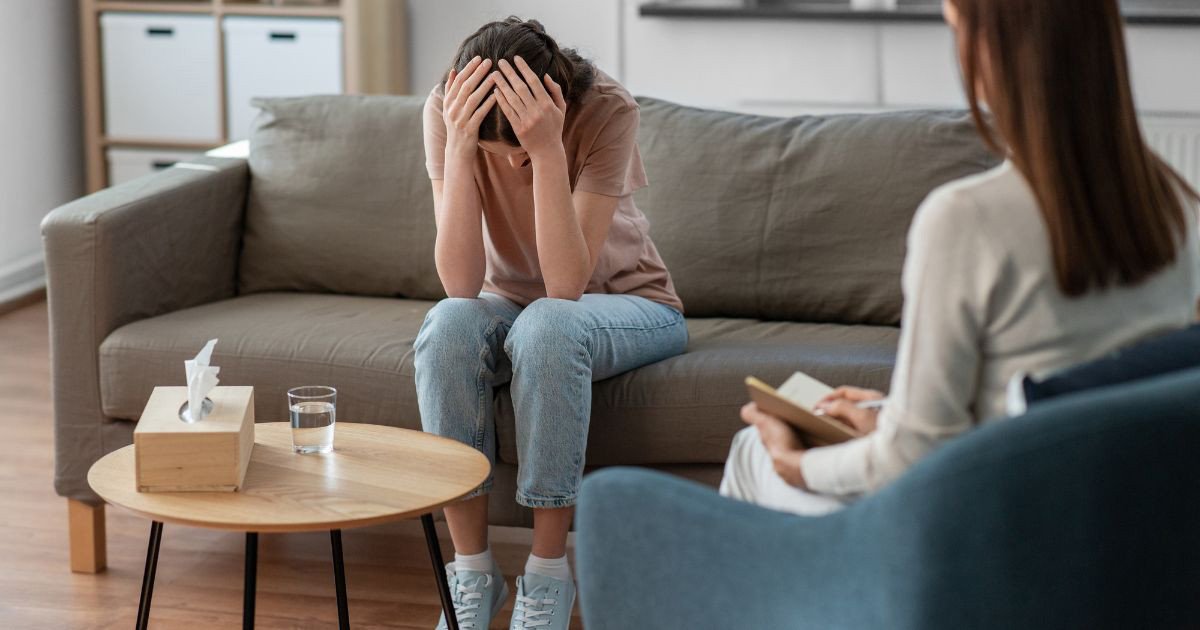 Người phụ nữ đọc sách, tượng trưng cho việc tìm hiểu và lưu ý khi rèn luyện kỹ năng kiểm soát cảm xúc