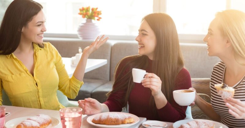 Người phụ nữ mỉm cười với ánh sáng, biểu tượng cho lợi ích của việc thấu hiểu bản thân trong phát triển cá nhân.