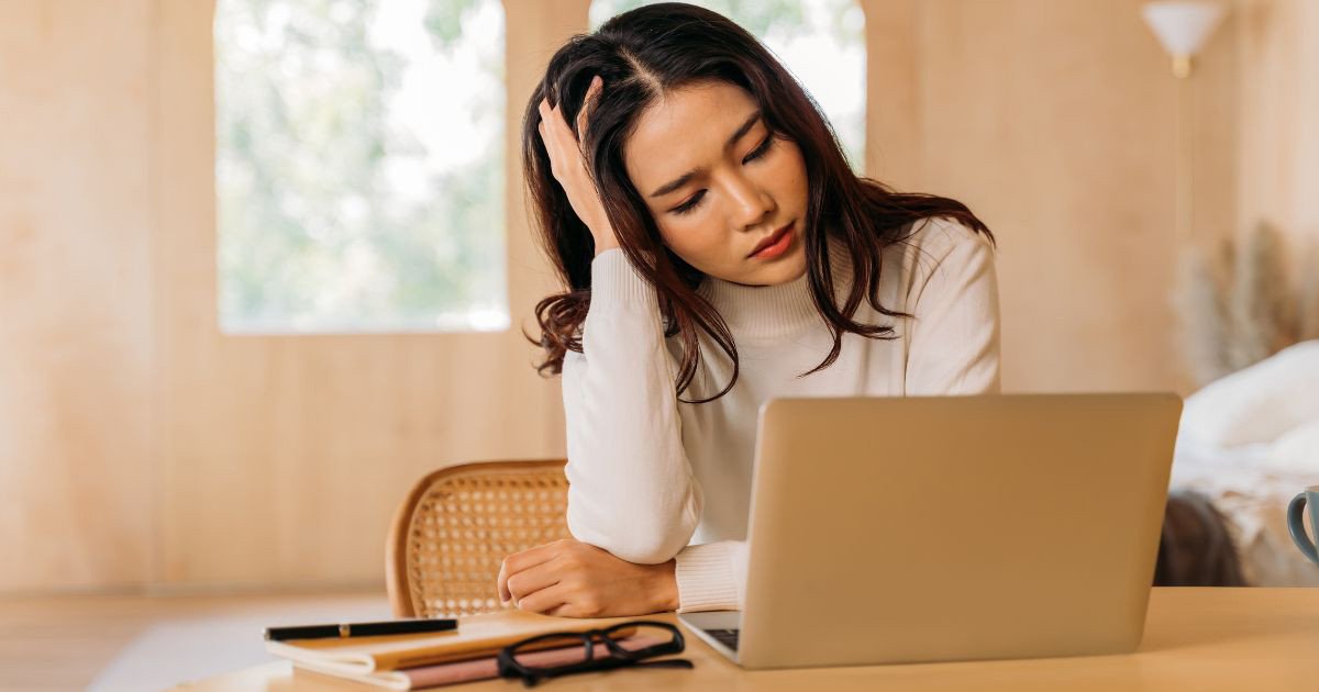 Người phụ nữ ôm đầu mệt mỏi, minh họa hậu quả của việc không kiểm soát cảm xúc gây mất tập trung