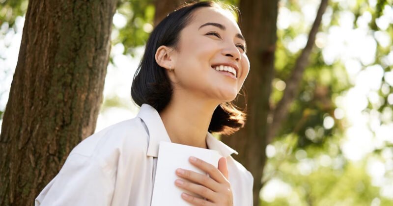 Người phụ nữ suy tư, thể hiện khả năng kiểm soát cảm xúc và tư duy sâu sắc