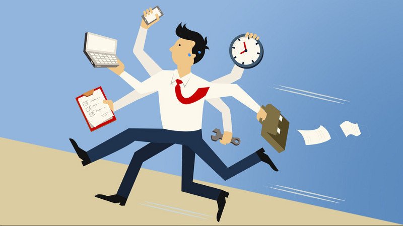 Người phụ nữ trẻ ngồi trước máy tính, tay chống cằm suy tư, thể hiện sự mệt mỏi và cảm giác quá tải với công việc. Đây là hình ảnh minh họa cho việc thiếu năng suất làm việc dù bận rộn.