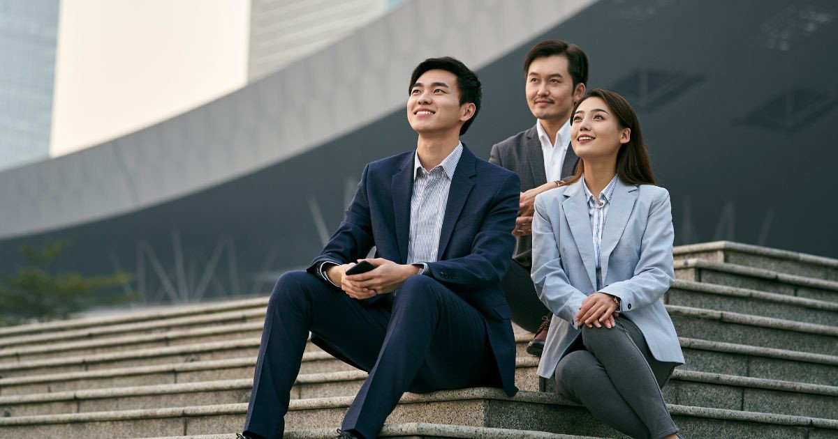 Người phụ nữ tự tin ngẩng cao đầu, thể hiện sự chấp nhận bản thân và tiến bước trên con đường thành công.