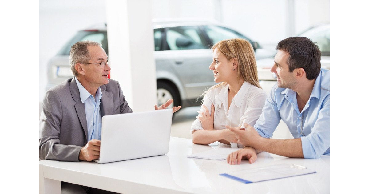 Người phụ nữ tươi cười cảm ơn khách hàng trước khi rời đi