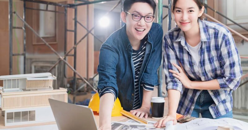Người quản lý dự án đang tập trung làm việc, thể hiện vai trò chủ chốt trong lập kế hoạch và điều hành dự án