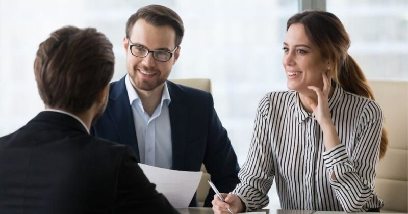 Người quản lý nhân sự chuyên nghiệp ngồi thảo luận với nhân viên, thể hiện sự am hiểu về kỹ năng quản lý nguồn nhân lực