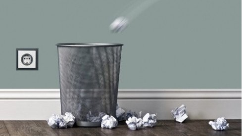 Người quản lý nhân sự đang suy tư về các ngộ nhận tuyển dụng