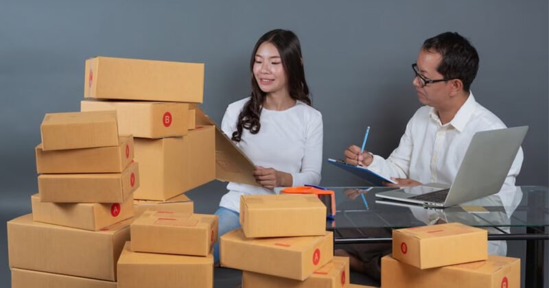 Người quản lý sản phẩm đang trình bày ý tưởng trước bảng trắng, minh họa vai trò định hướng của Product Manager.