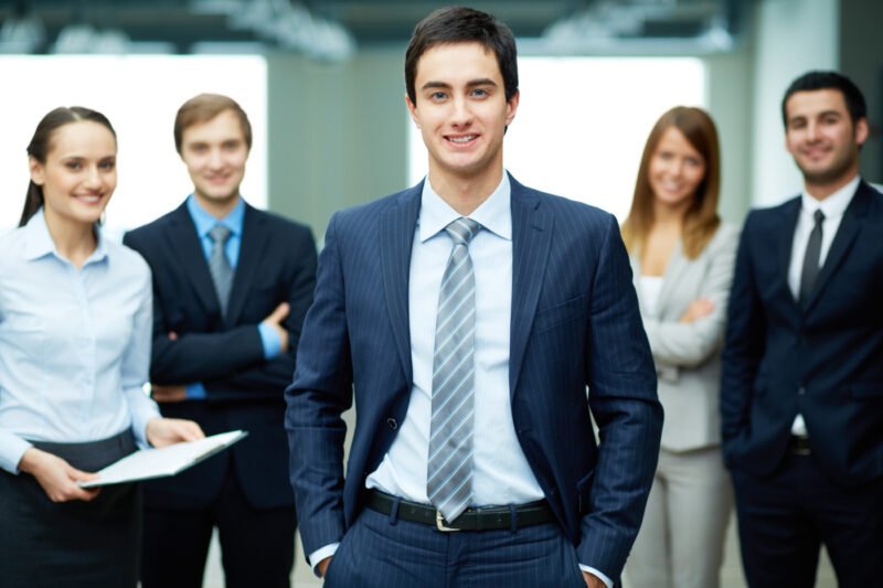 Người quản lý thảo luận và lắng nghe nhân viên lớn tuổi có kinh nghiệm