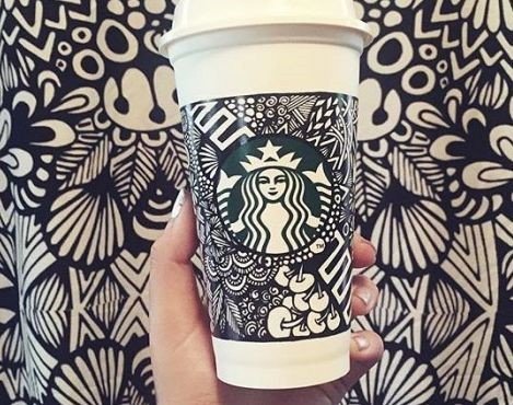 Người tham gia cuộc thi #whitecupcontest của Starbucks sáng tạo trên cốc trắng, tạo ra nội dung do người dùng tạo phong phú.
