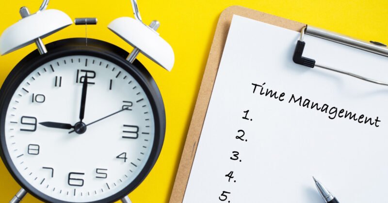 Người trẻ làm việc hiệu quả với kỹ năng quản lý thời gian thông minh