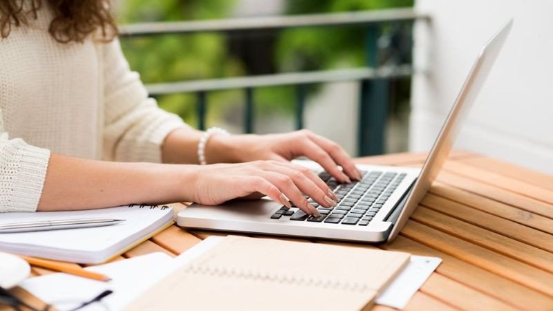 Người viết đang sáng tạo nội dung trên máy tính, biểu tượng của kỹ năng viết lách