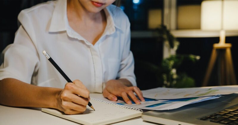 Người viết nội dung tiếp thị đang sáng tạo trên máy tính