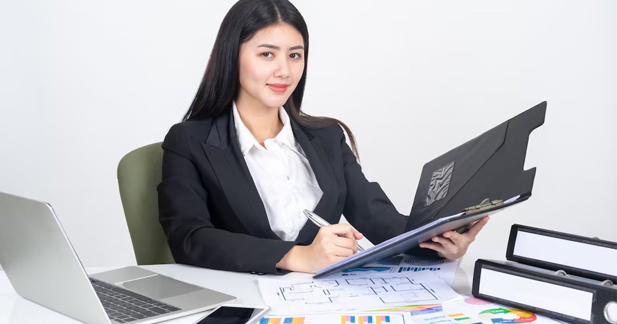 Nhà đầu tư thảo luận về ý nghĩa của việc phân tích báo cáo tài chính