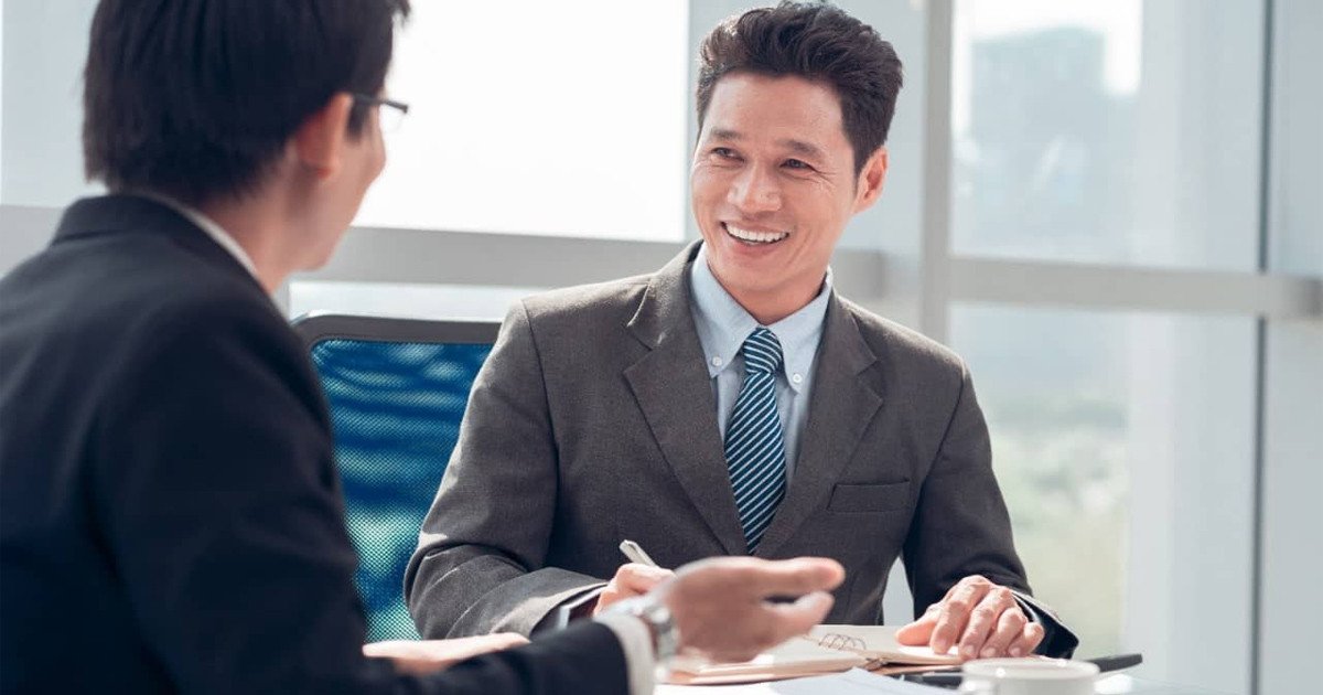 Nhà lãnh đạo C-Level đang phân tích dữ liệu và xu hướng