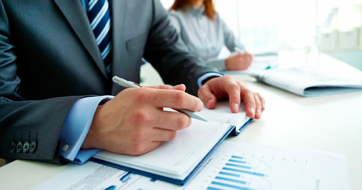 Nhà lãnh đạo trình bày tầm nhìn, nhấn mạnh kiến thức chuyên môn cần có trong phong cách lãnh đạo độc đoán.