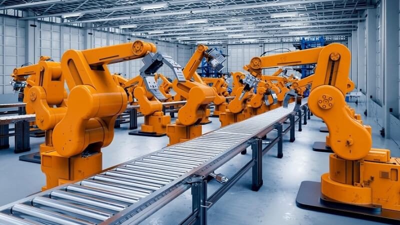 Nhà máy công nghiệp tự động hóa với robot hiện đại, minh họa cho đầu tư công nghệ trong năng lực cạnh tranh sản xuất.