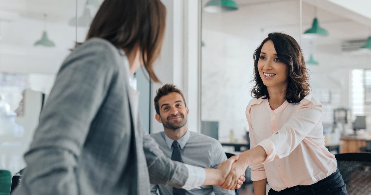 Nhà quản lý nhân sự thể hiện kỹ năng lắng nghe tích cực, tạo sự tin cậy và gắn kết với nhân viên