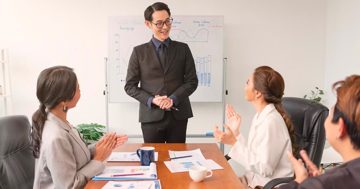 Nhà quản lý thực hiện phong cách lãnh đạo huấn luyện, phát triển kỹ năng nhân viên