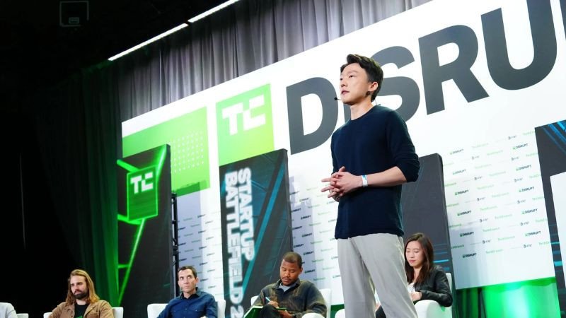 Nhà sáng lập trình bày ý tưởng dự án khởi nghiệp trong buổi pitching kêu gọi vốn