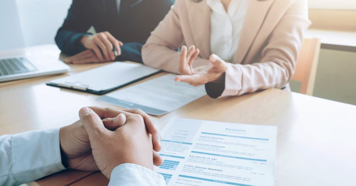 Nhà tuyển dụng và ứng viên thực hành kỹ năng đặt câu hỏi và trả lời trong buổi phỏng vấn chuyên nghiệp