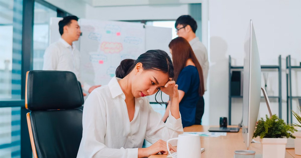 Nhân viên bị giới hạn ý tưởng, minh họa nhược điểm của phong cách lãnh đạo độc đoán trong việc kìm hãm phát triển cá nhân.