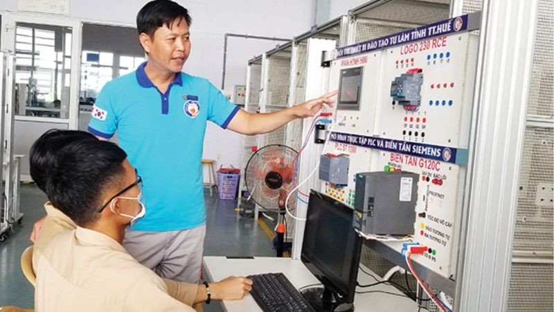 Nhân viên đang làm việc và thảo luận với nhau về BCP