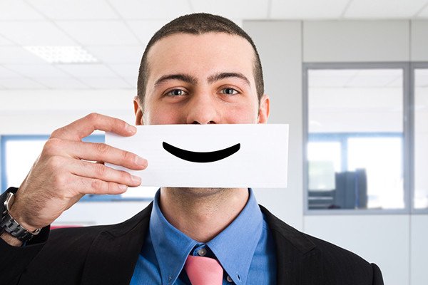 Nhân viên dịch vụ đang hỗ trợ khách hàng tạo sự gắn kết và lòng trung thành của khách hàng