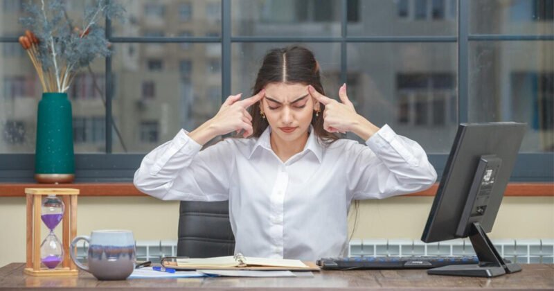 Nhân viên đối mặt với stress trong công việc và cảm giác quá tải áp lực tâm lý.