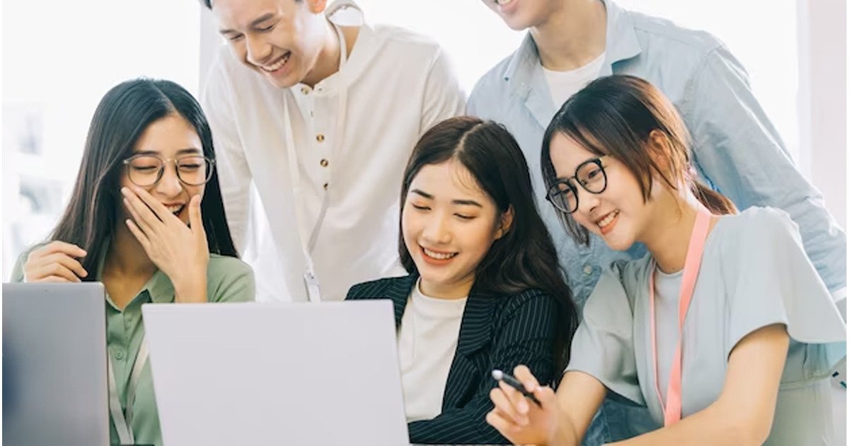 Nhân viên làm việc nhóm, thể hiện lợi ích khi giao việc đúng người
