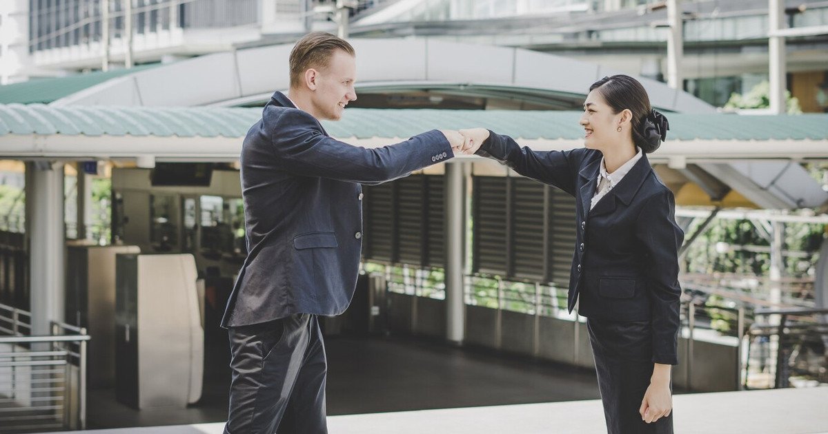 Nhân viên mới được chào đón và hội nhập qua chương trình định hướng hiệu quả của văn hóa công ty