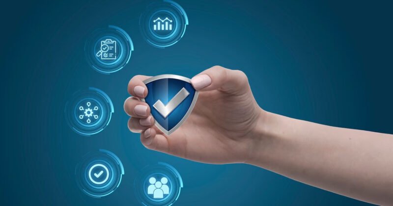 Nhân viên QA đang kiểm tra chất lượng sản phẩm phần mềm trên máy tính