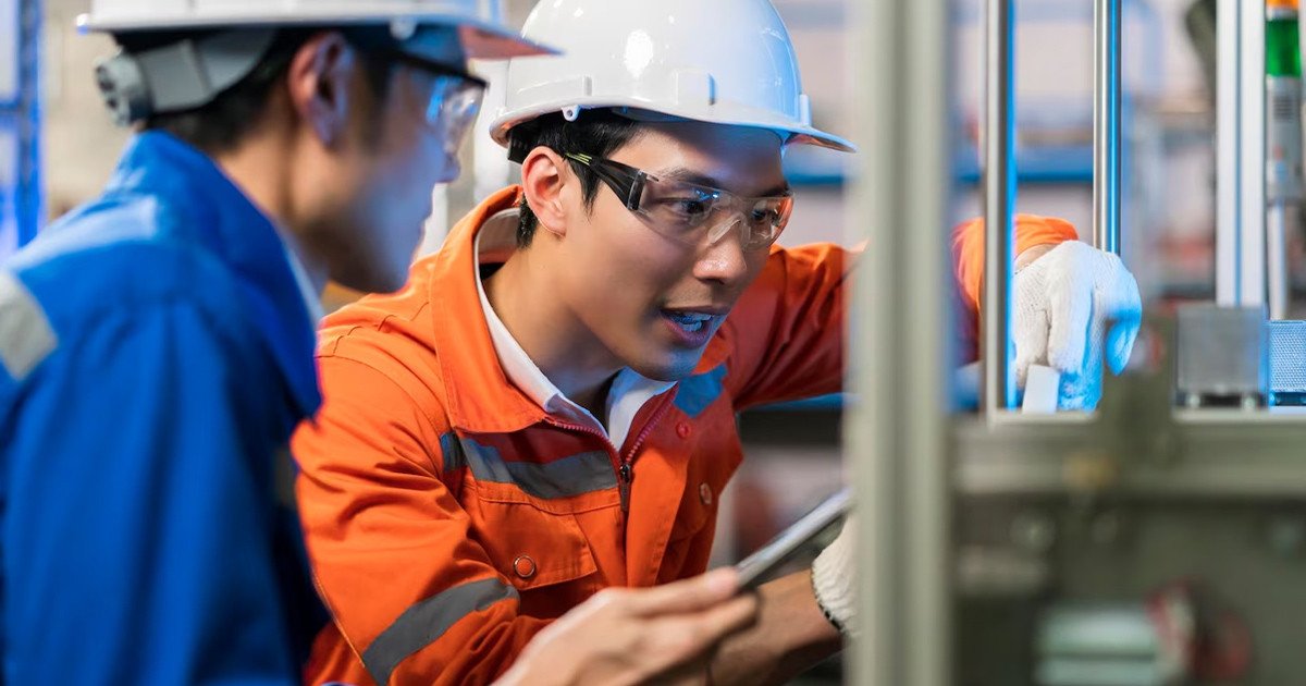 Nhân viên QA đang kiểm tra chất lượng sản phẩm trong nhà máy sản xuất
