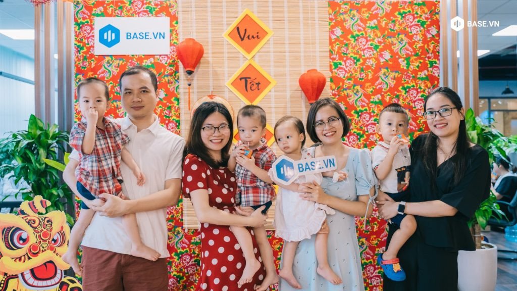 Nhân viên trang trí văn phòng sáng tạo, tạo không khí lễ hội cho tiệc cuối năm