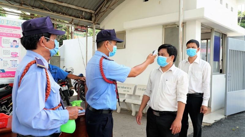Nhân viên tuân thủ các quy định phòng chống dịch bệnh trong công sở