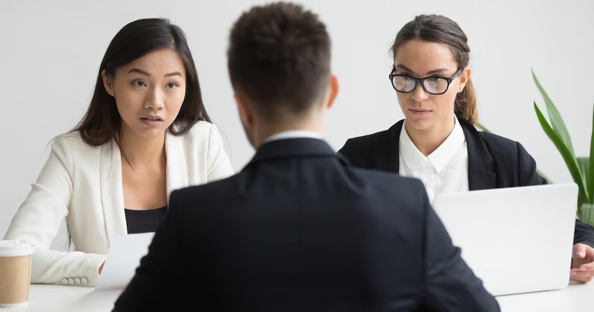 Nhóm Headhunter làm việc cùng nhau tại văn phòng