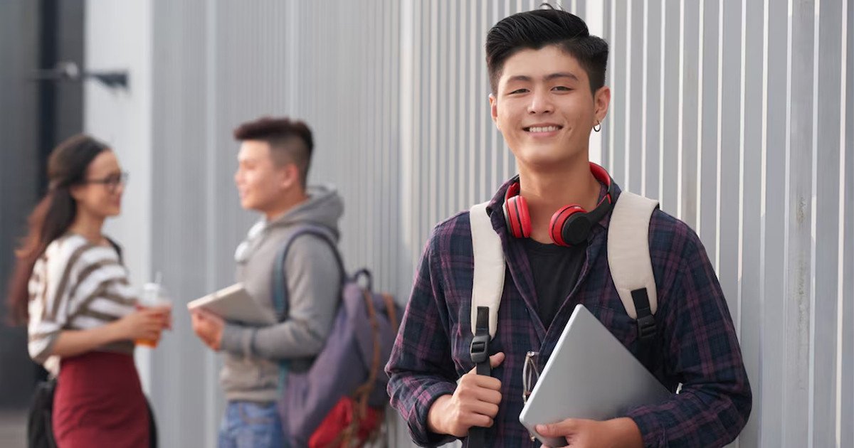 Nhóm học sinh trao đổi bài tập, thể hiện sự hợp tác và tư duy trong học tập khối tự nhiên