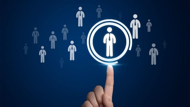 Nhóm marketing thảo luận về chân dung khách hàng mục tiêu, một nhiệm vụ trọng tâm của Giám đốc Marketing