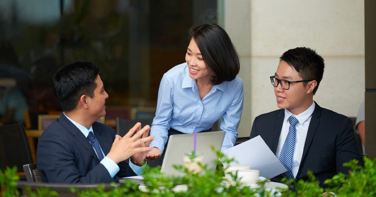 Nhóm nhân viên đang trao đổi và hỗ trợ lẫn nhau, tượng trưng cho mục tiêu của quản trị nguồn nhân lực trong việc kiến tạo văn hóa tích cực.