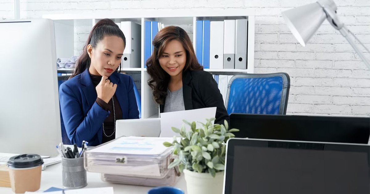 Nhóm Product Manager đang thảo luận công việc, thể hiện quy trình phát triển sản phẩm từ ý tưởng đến triển khai.