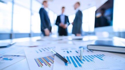 Nhóm quản lý cấp trung thảo luận chiến lược và xác định mục tiêu công việc