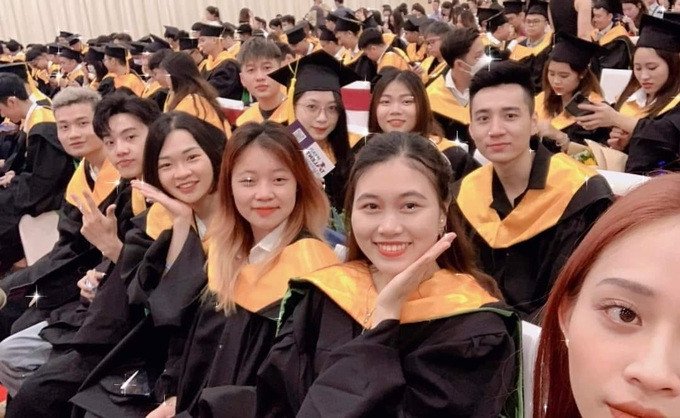 Những sinh viên Fullstack Digital Marketing FPT Skillking rạng rỡ trong lễ tốt nghiệp, đánh dấu hành trình học tập và phát triển kỹ năng.