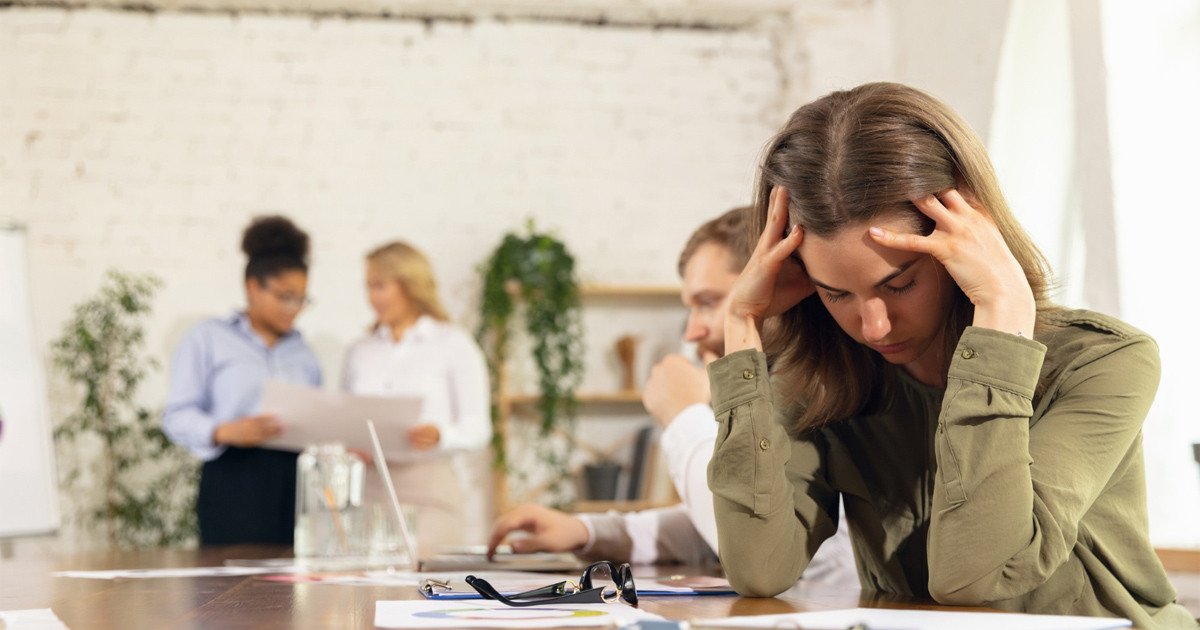 Những tác động tiêu cực của stress trong công việc lên năng suất và sức khỏe nhân viên.