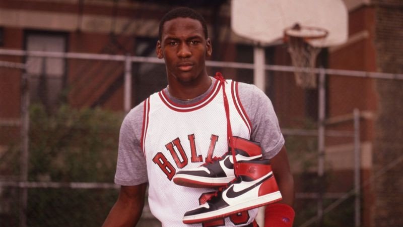Nike đã ký hợp đồng với Jordan để tạo ra dòng sản phẩm giày bóng rổ mang tên Air Jordan