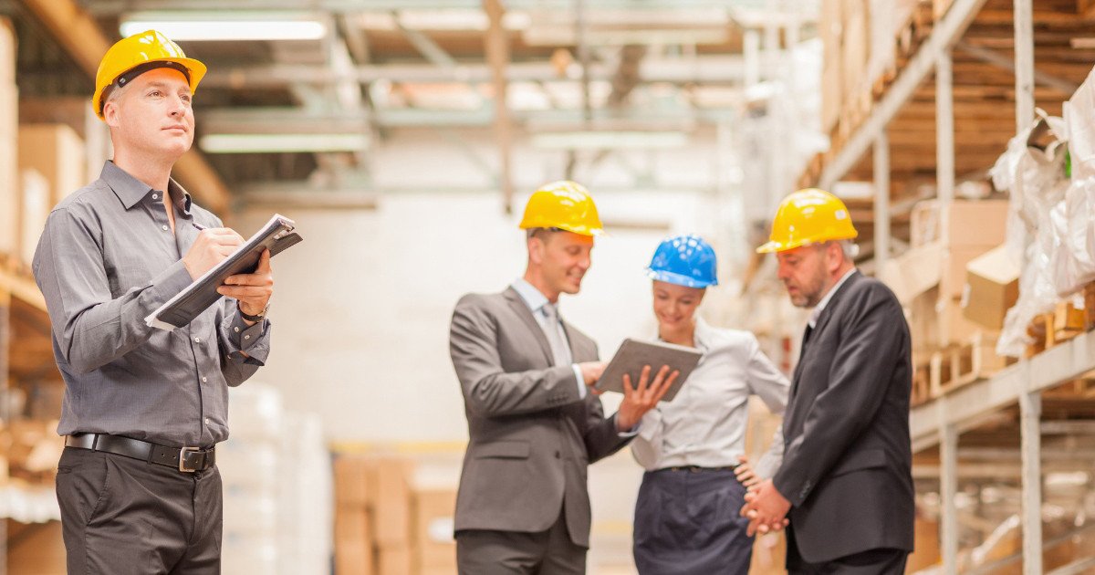 Operation Manager giám sát quản lý hàng tồn kho và chuỗi cung ứng hiệu quả để đảm bảo chi phí hợp lý và sản phẩm đúng thời điểm