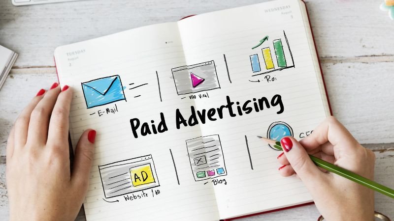 Paid Advertising là hình thức quảng cáo mà doanh nghiệp trả tiền cho mỗi lượt nhấp vào quảng cáo của mình